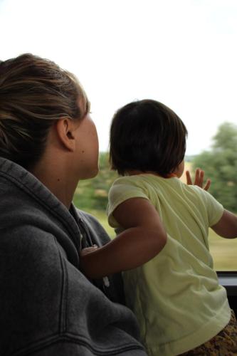 Mathile et Ayla dans le bus